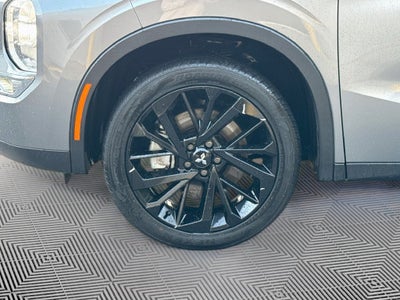 2023 Mitsubishi Outlander Base