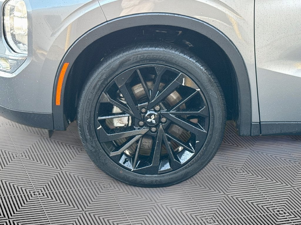2023 Mitsubishi Outlander Base