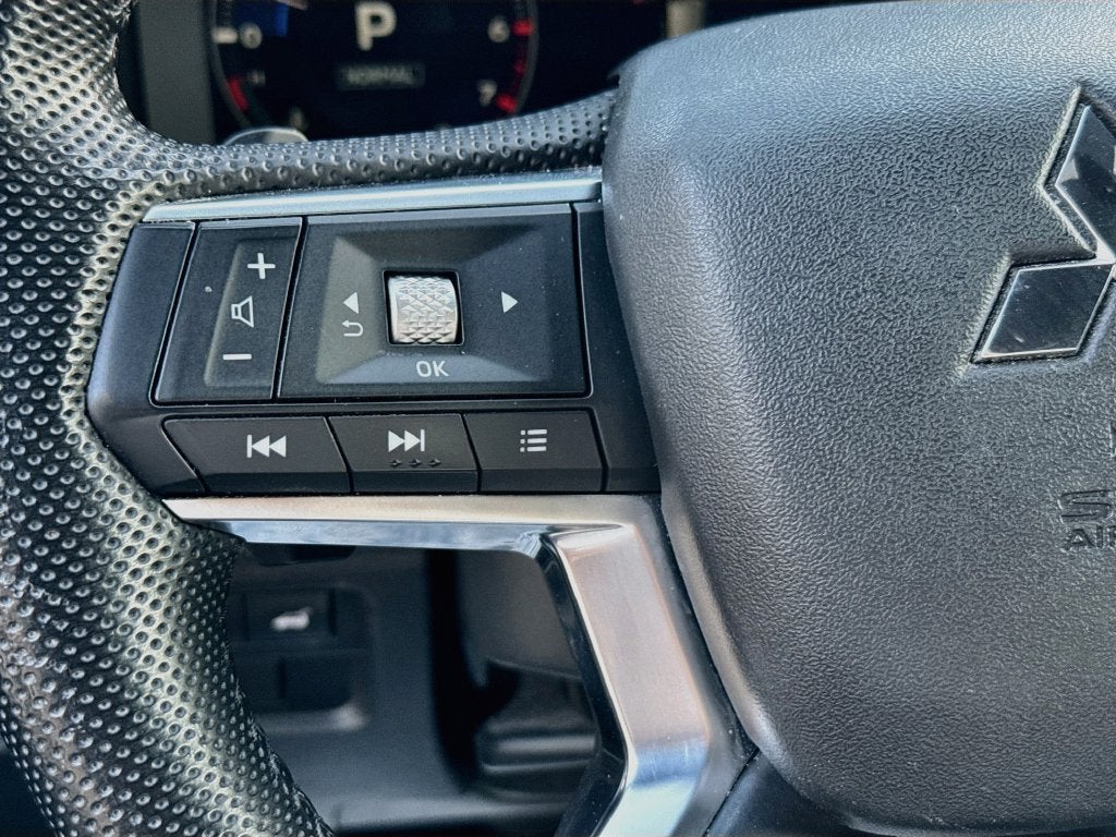2023 Mitsubishi Outlander Base