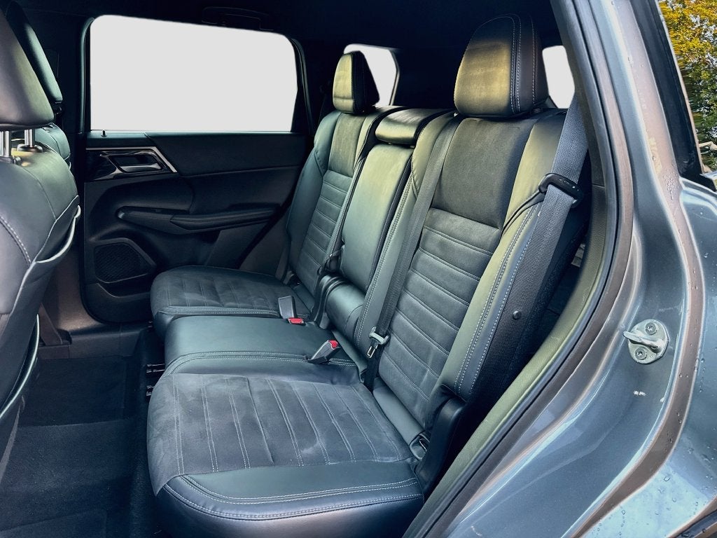 2023 Mitsubishi Outlander Base