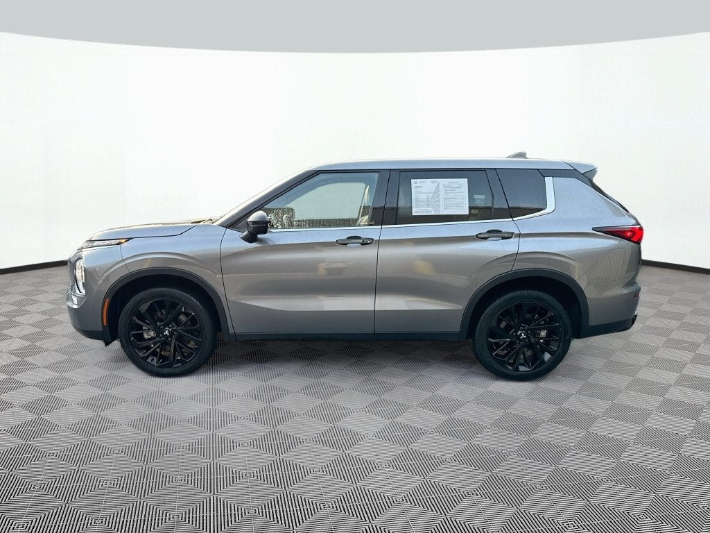 2023 Mitsubishi Outlander Base