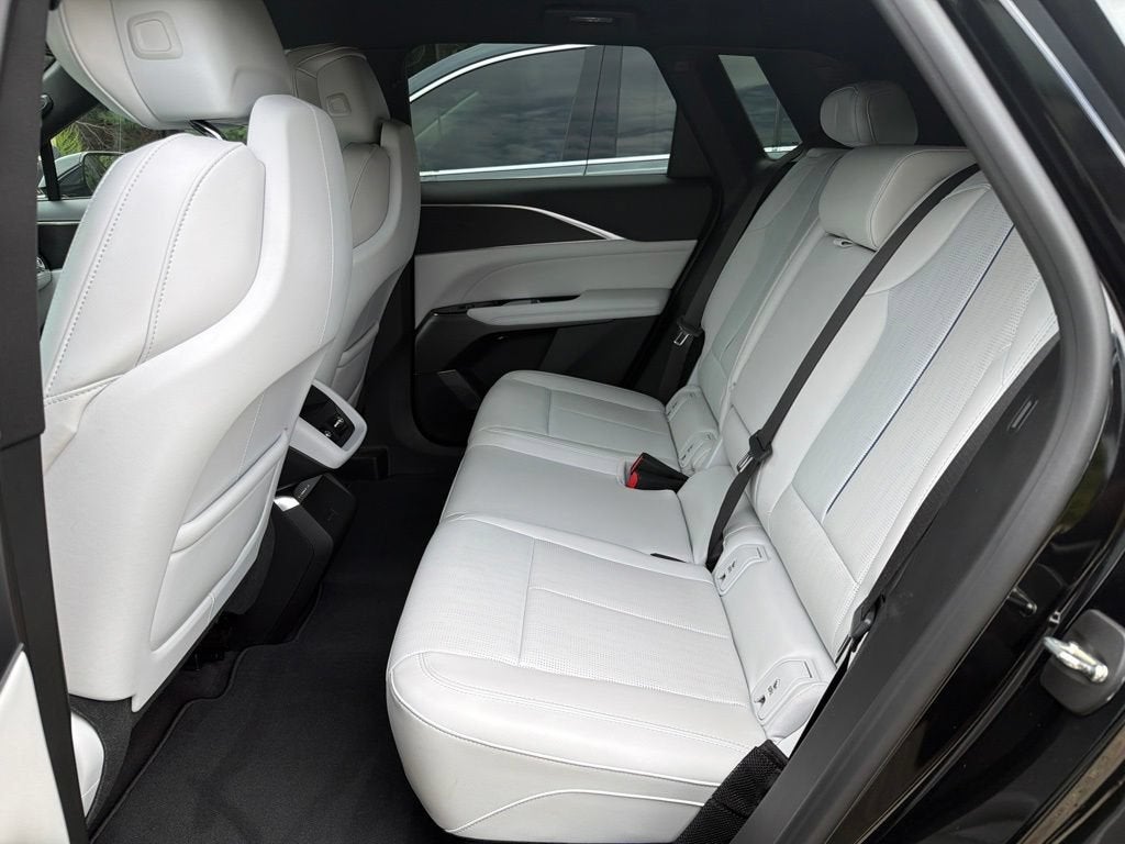 2024 Cadillac LYRIQ Luxury 1